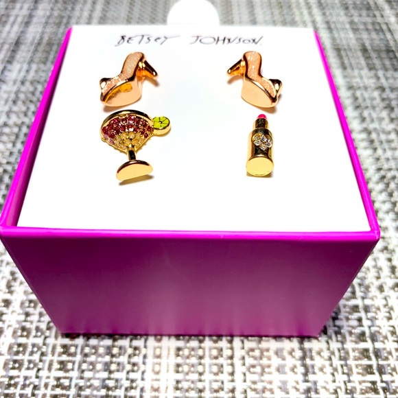 BRAND NEW Betsey Johnson 2 pairs of gold toned stud earrings ❤️ - Picture 7 of 8